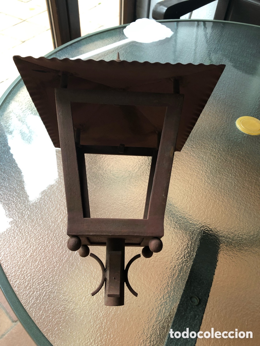 Antig&uuml;edades: Farol sobre muro de forja