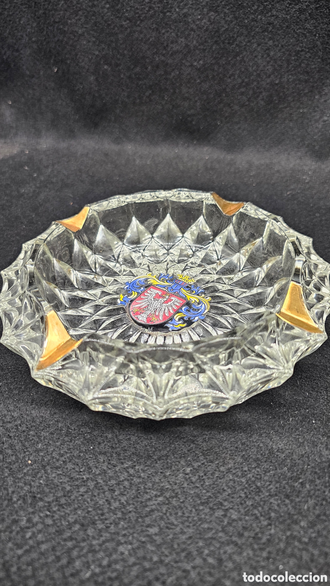 Antig&uuml;edades: cenicero de cristal tallado estilo mid-century decorado con el escudo de armas de Fr&aacute;ncfort del Meno