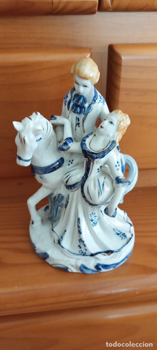 Antig&uuml;edades: Pareja de porcelana de epoca - Foto 4