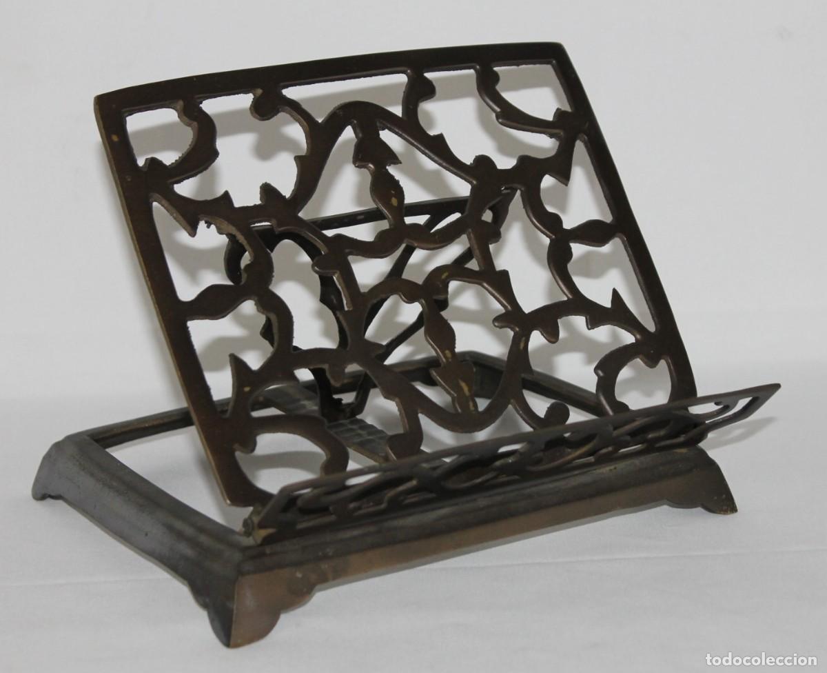 Antig&uuml;edades: Antiguo atril de bronce calado con decoraci&oacute;n vegetal. Siglo XX