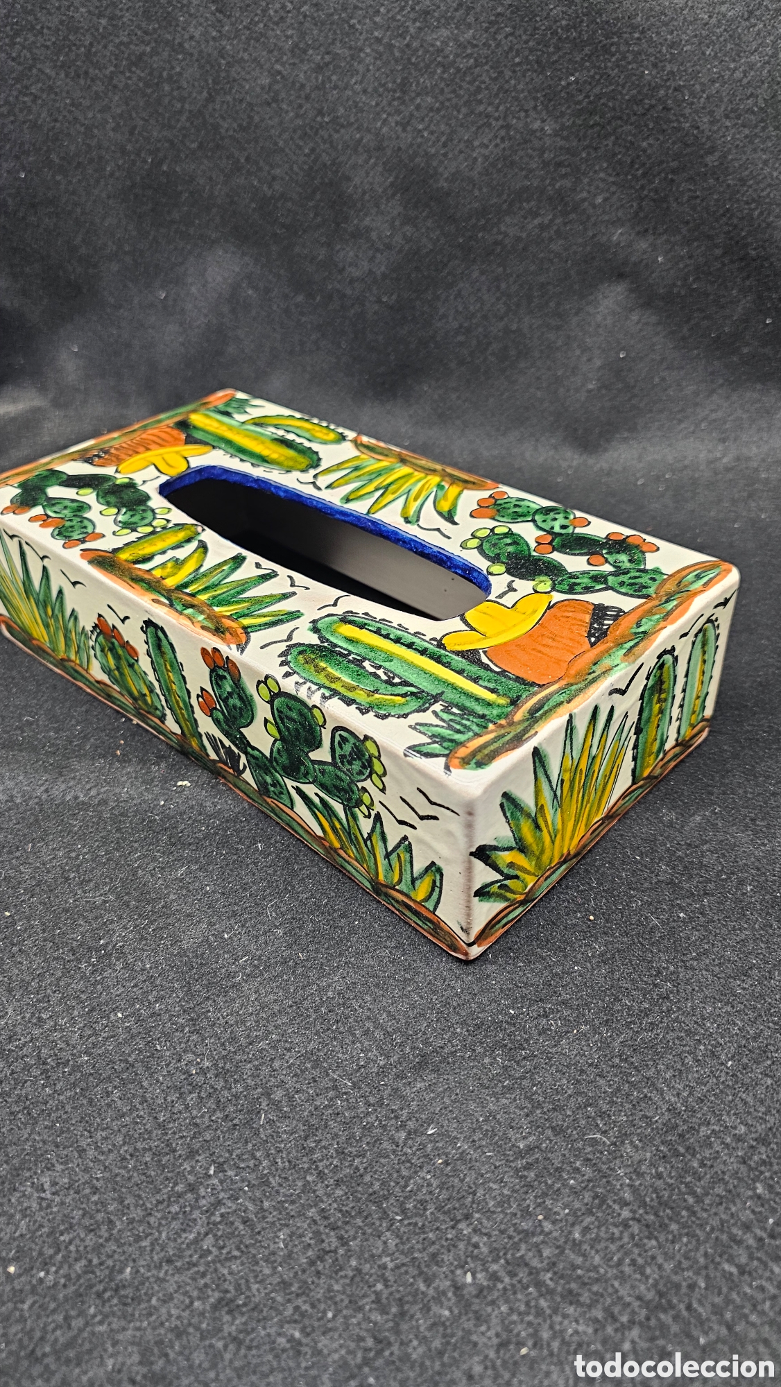Antig&uuml;edades: cubierta decorativa para caja de pa&ntilde;uelos de cer&aacute;mica artesanal