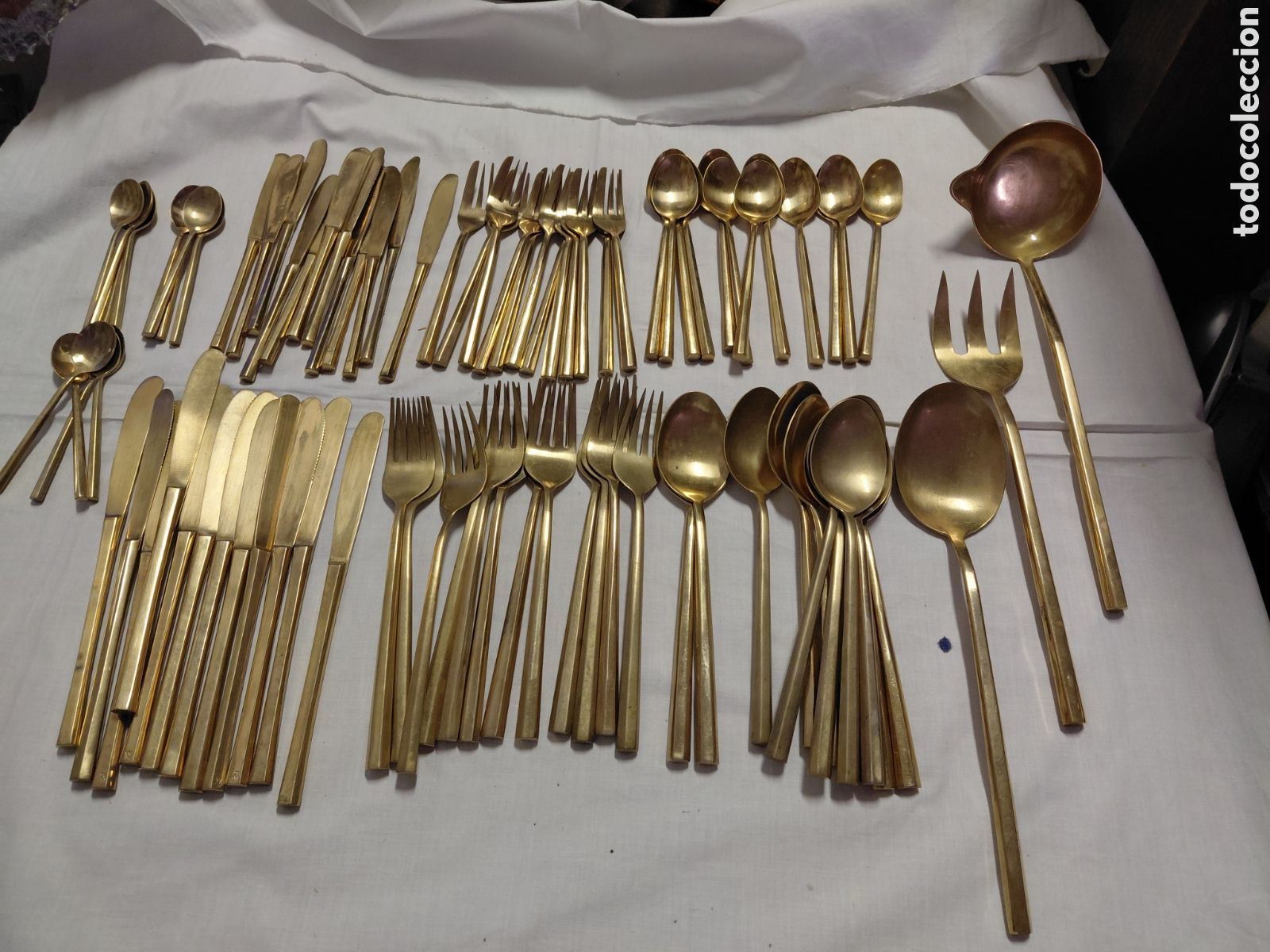 Antig&uuml;edades: ANTIGUA CUBERTERIA BRONCE O METAL DORADO POSIBLEMENTE TAILANDESA 87 PIEZAS.MARCADA XX