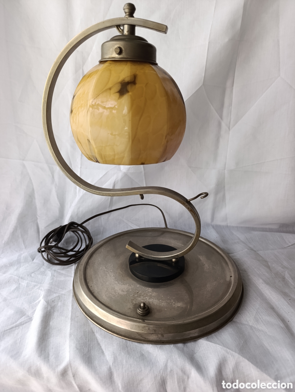Antig&uuml;edades: L&aacute;mpara de sobremesa vintage / Art D&eacute;co - Estructura en S plateada y tulipa de cristal veteado