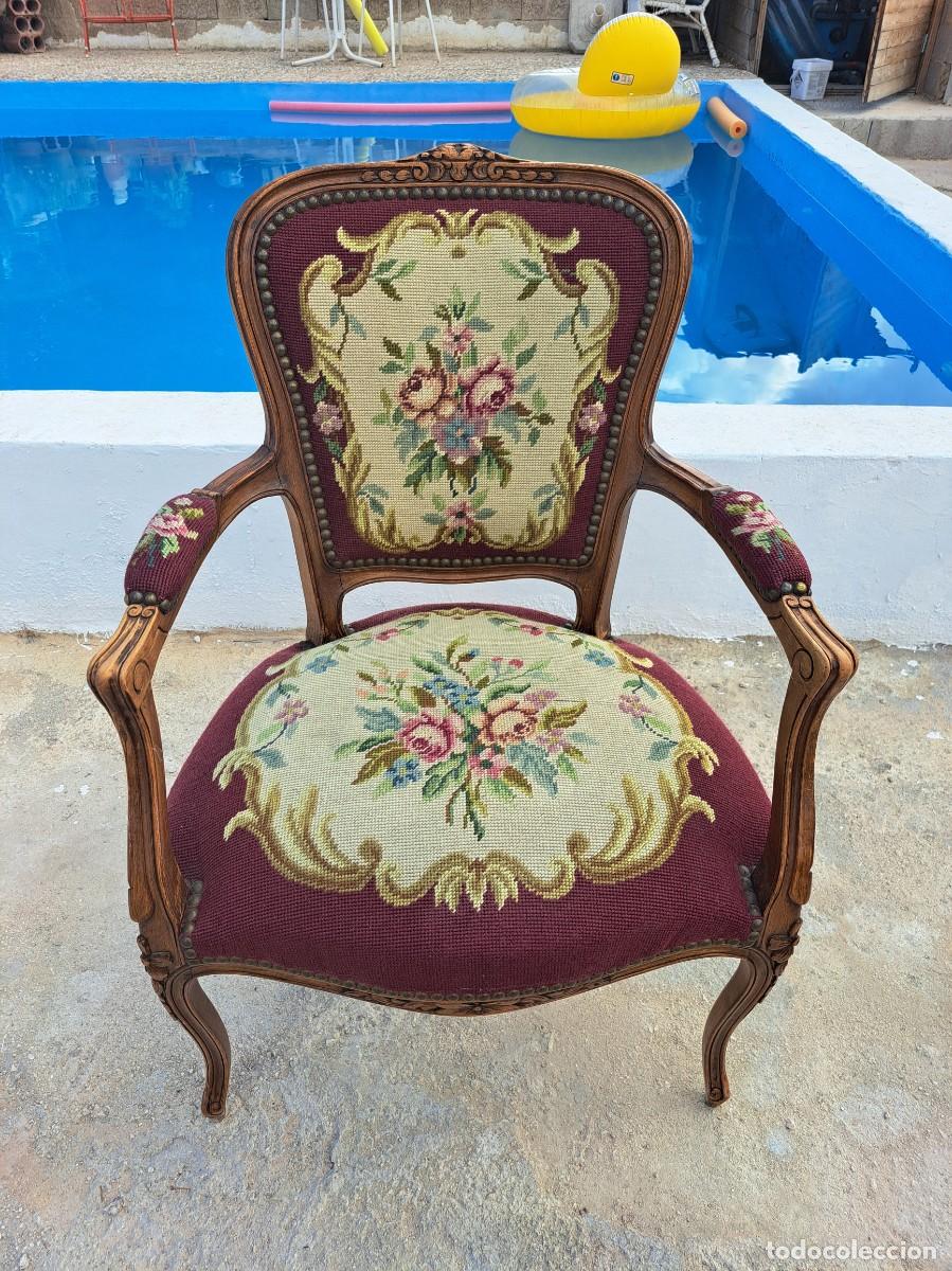 Antig&uuml;edades: Antiguo sill&oacute;n isabelino de madera de roble con tapizado bordado a mano. De muelles
