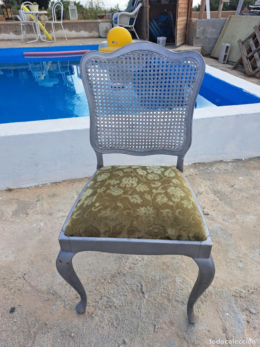 Antig&uuml;edades: Antigua silla de rat&aacute;n con asiento aterciopelado.