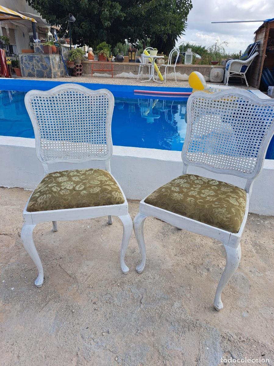 Antig&uuml;edades: Antiguas sillas de rat&aacute;n con asiento aterciopelado.