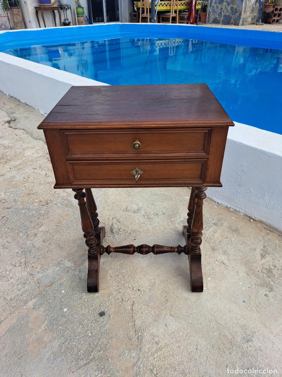 Antig&uuml;edades: Antiguo costurero de madera noble patas torneadas.