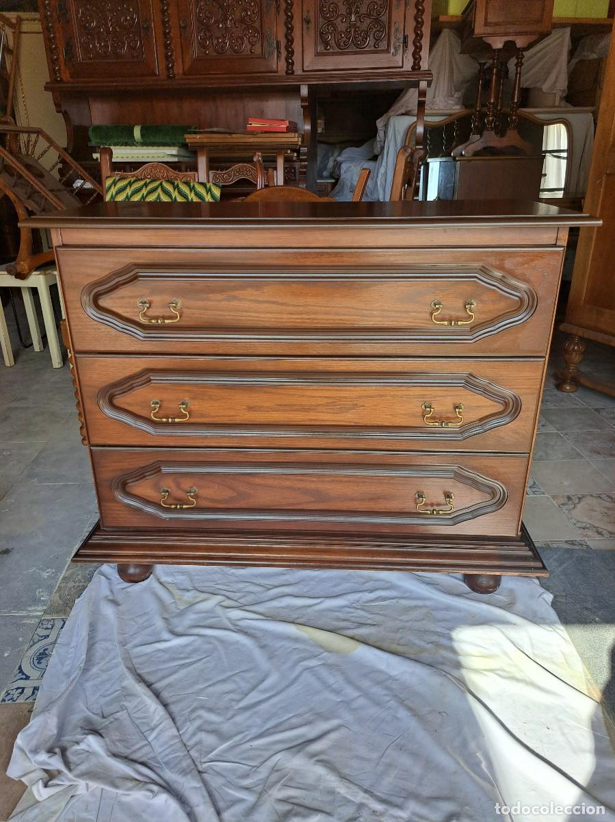 Antig&uuml;edades: Bonita c&oacute;moda de madera de casta&ntilde;o y aglomerado. 3 cajones tiradores de lat&oacute;n.