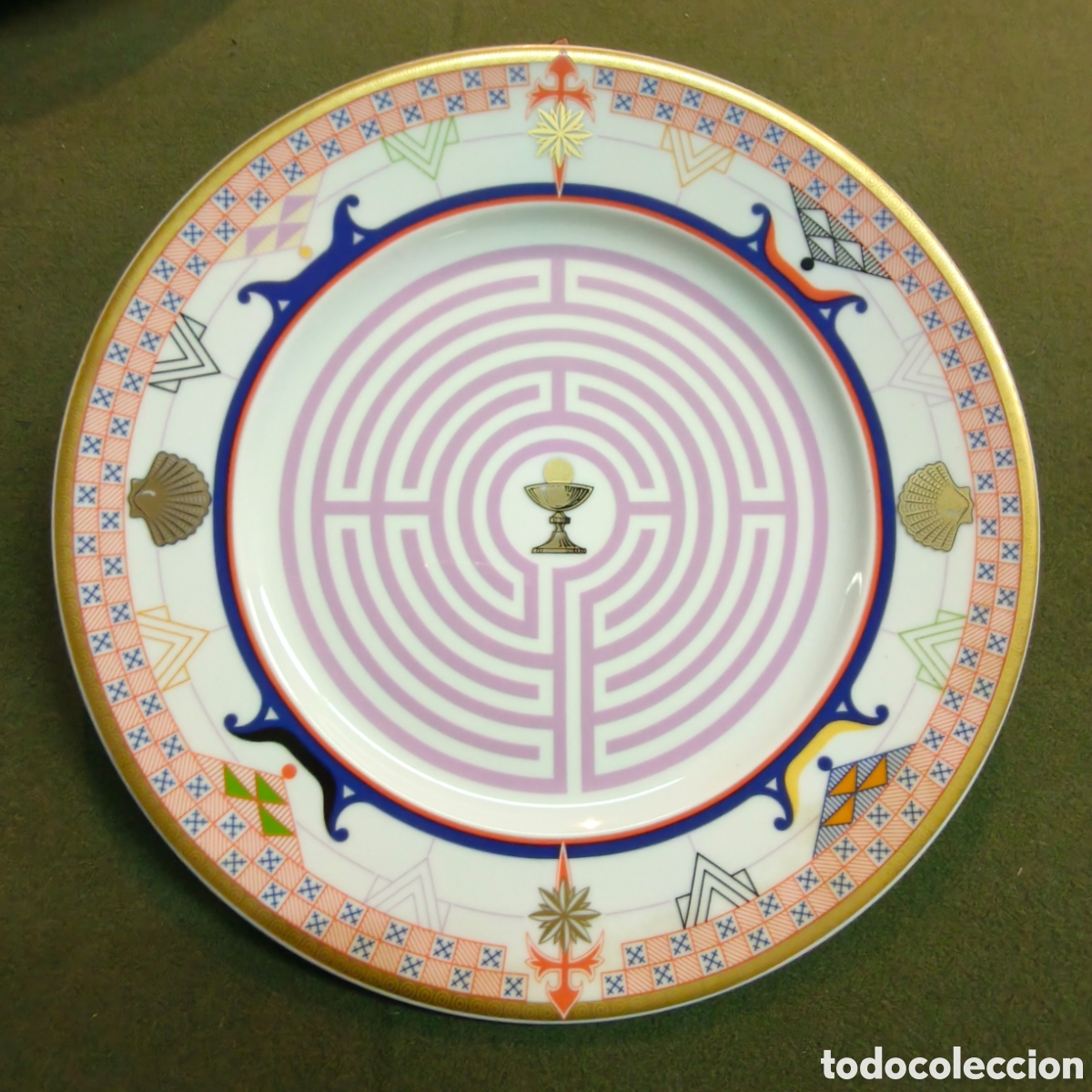 Antig&uuml;edades: Plato de Porcelana CAPEANS - Modelo 'RAI&Ntilde;A' - Dise&ntilde;o J. A. Gonz&aacute;lez &Aacute;lvarez - Laberinto de Chartres