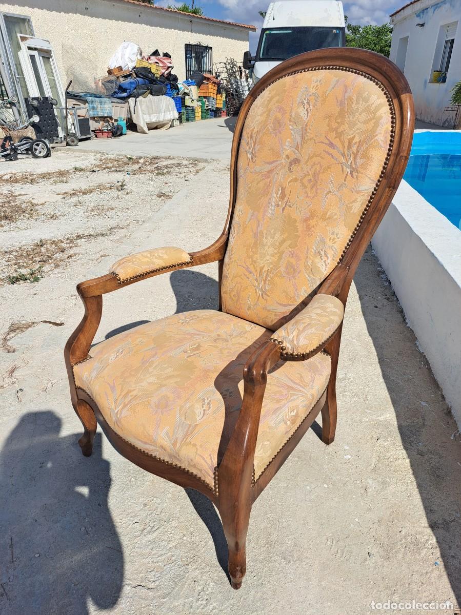 Antiques: Antigua butaca tipo Voltaire de madera con un tapizado estampado floral, madera de roble