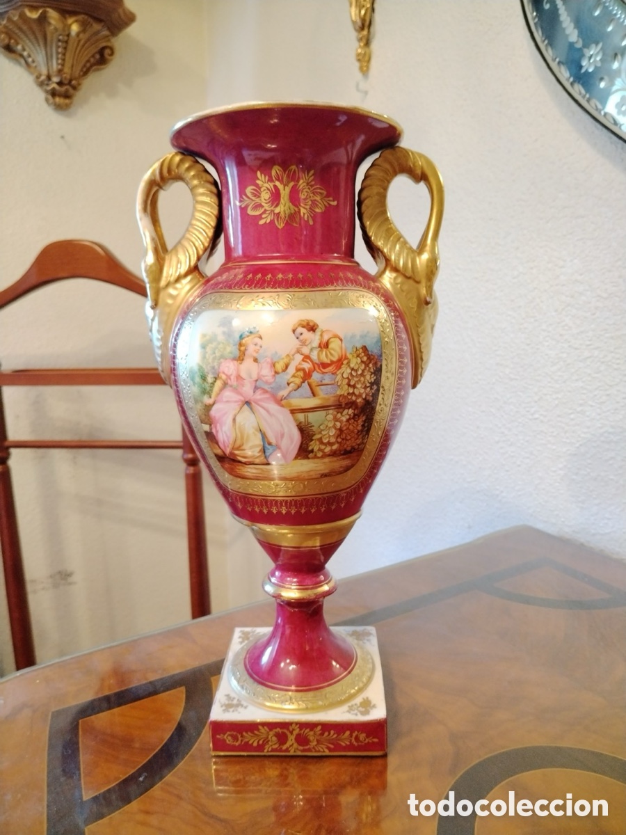 Antig&uuml;edades: Gran jarr&oacute;n &aacute;nfora de porcelana granate con dorados y escena galante