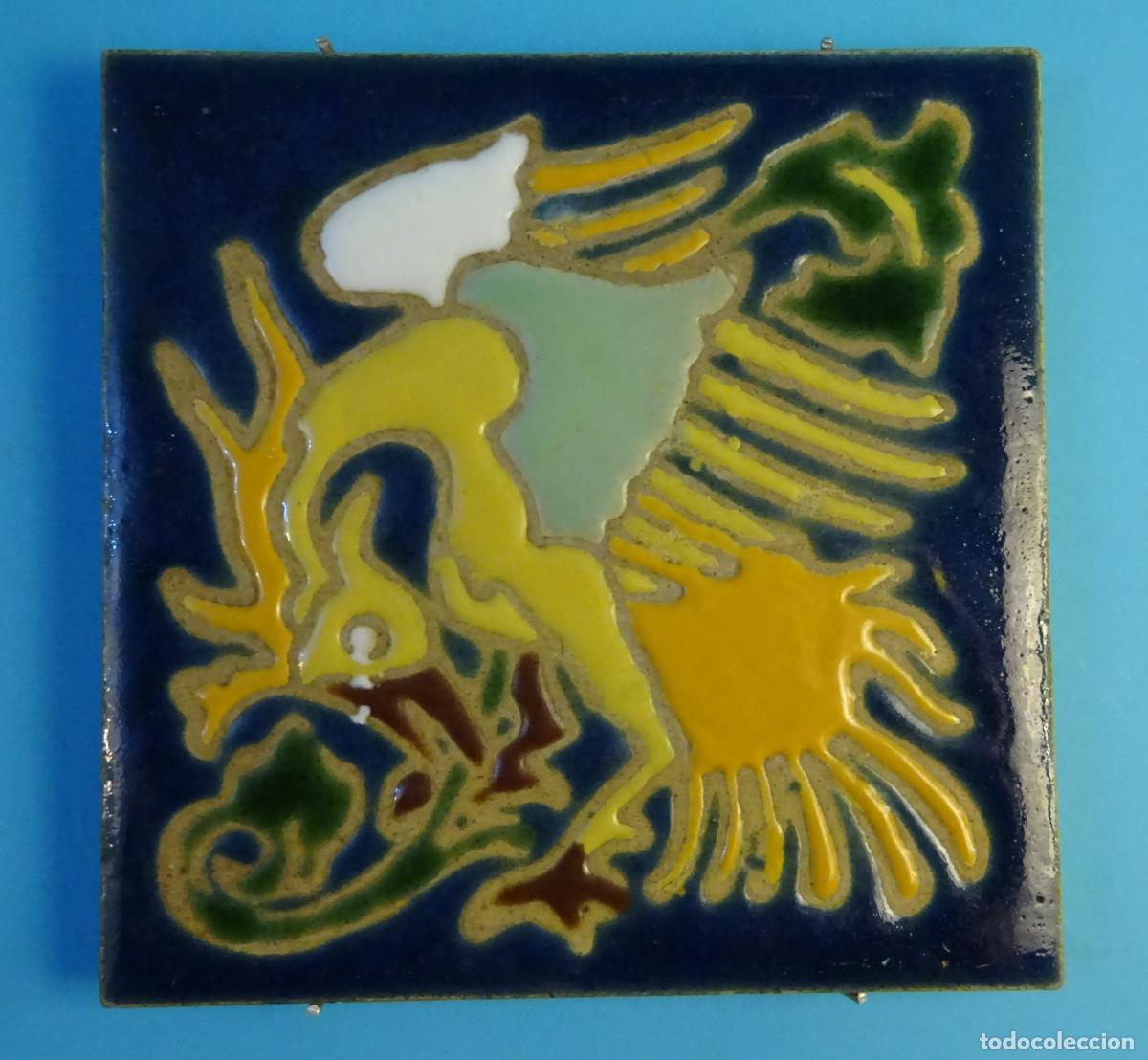 Antig&uuml;edades: AZULEJO CON DECORACI&Oacute;N MODERNISTA DE ARISTA / CUERDA SECA. FORMATO 15 X 15 CM