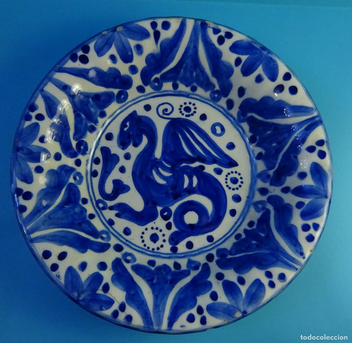 Antig&uuml;edades: PLATO FUENTE DE CER&Aacute;MICA DECORADO A MANO AZUL COBALTO. DRAG&Oacute;N, PLANTAS. MARCA INCISA. DI&Aacute;METRO 26 CM