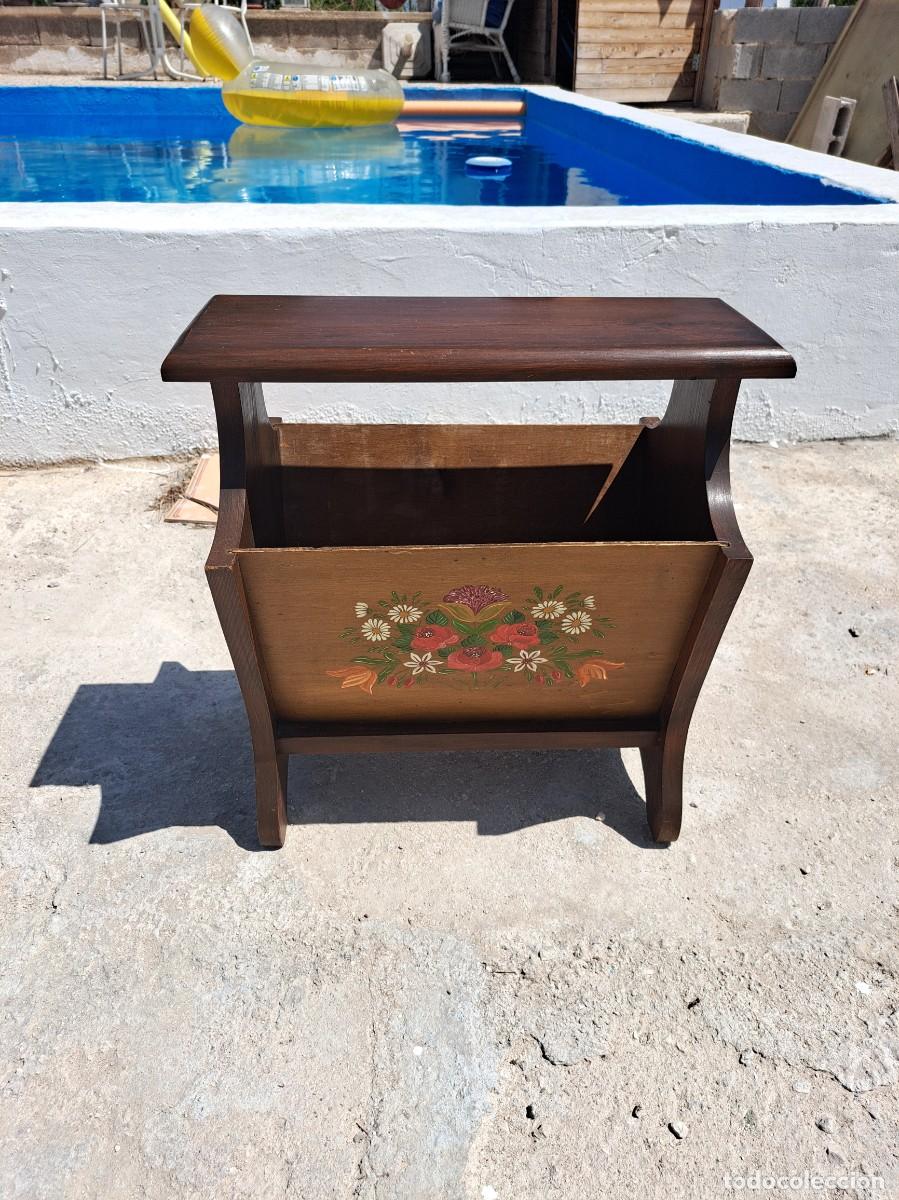 Antig&uuml;edades: Precioso revistero mesa auxiliar de madera de roble, pintado a mano.