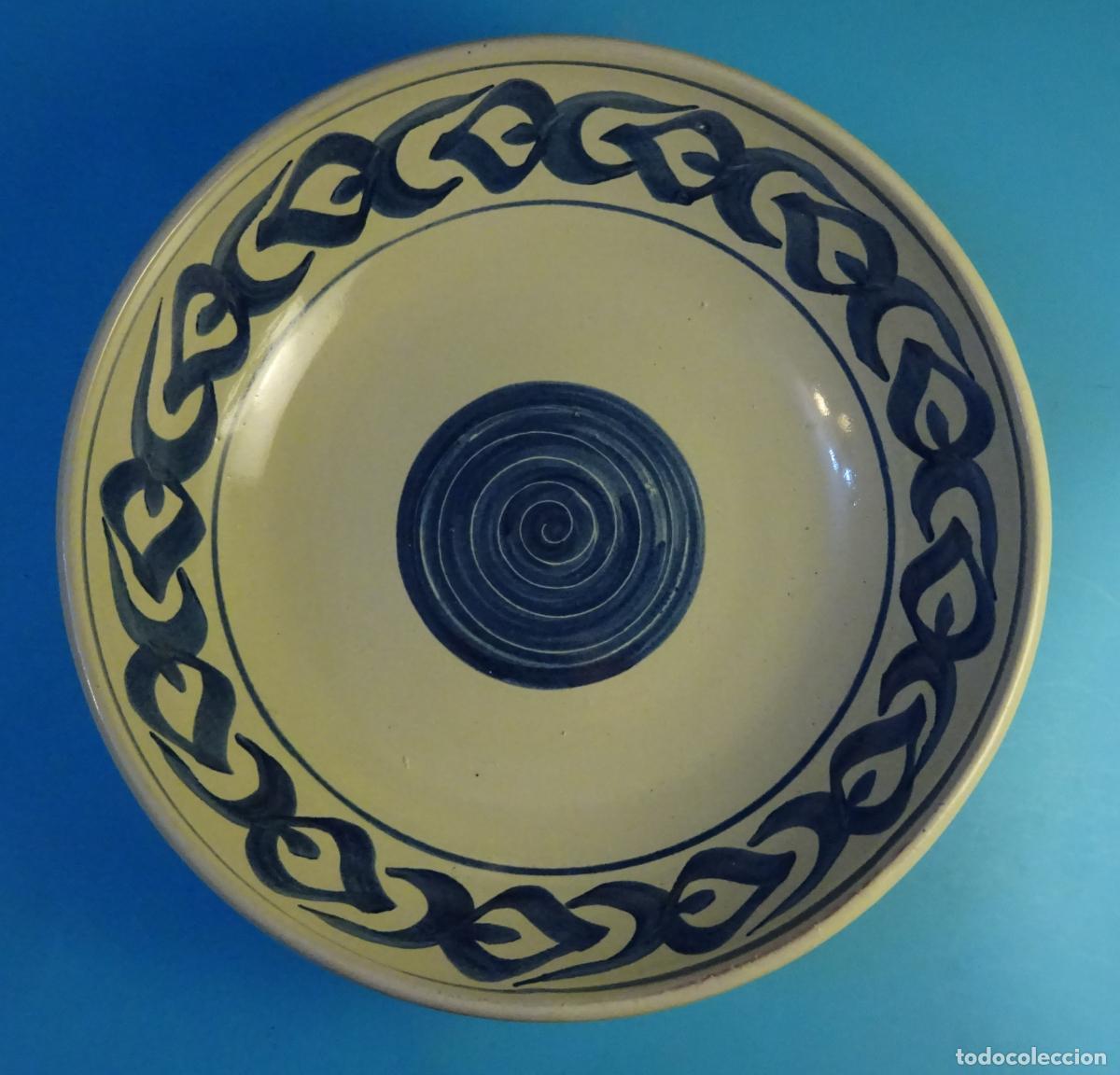 Antiguidades: PLATO FUENTE DE CER&Aacute;MICA DECORADO A MANO AZUL COBALTO. FIRMA TRINI. DI&Aacute;METRO 27,5 CM ALTURA 7,5 CM