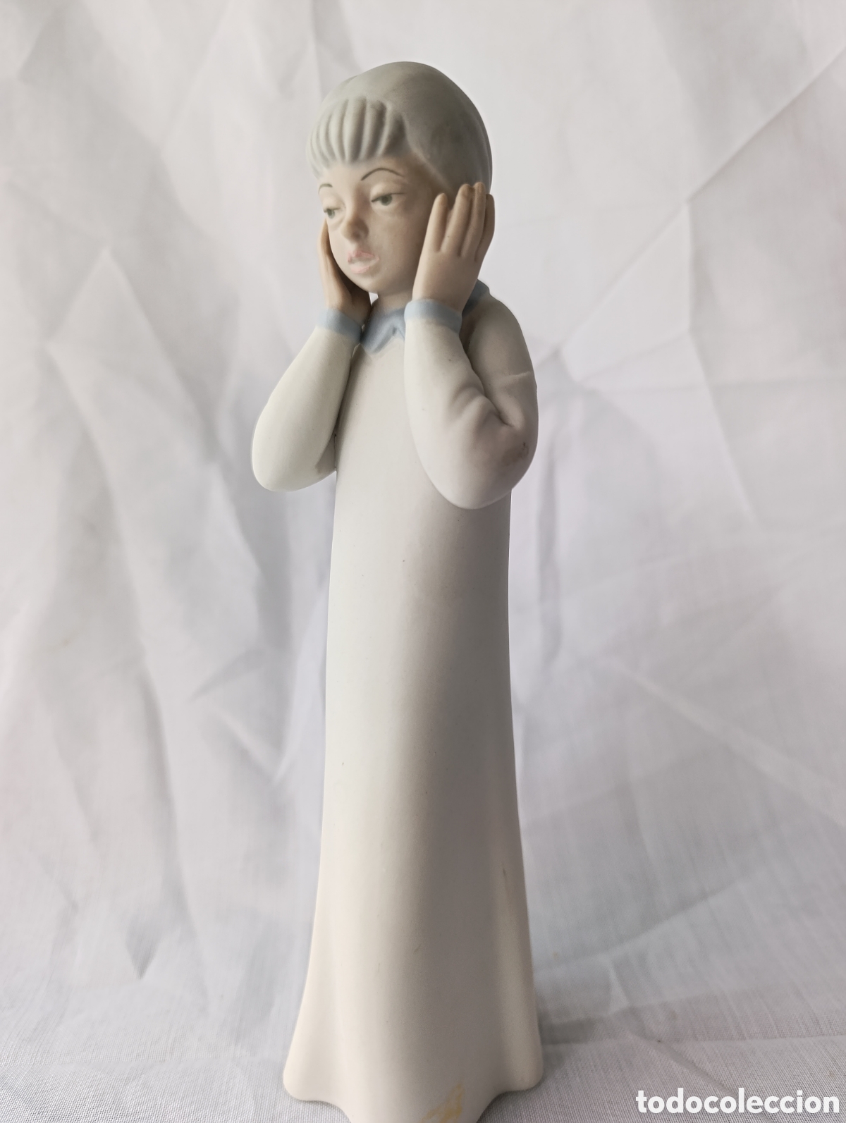 Antig&uuml;edades: Porcelana Mate Estilo Lladr&oacute; / Valenciana - Ni&ntilde;o/&Aacute;ngel con camis&oacute;n - 20 cm