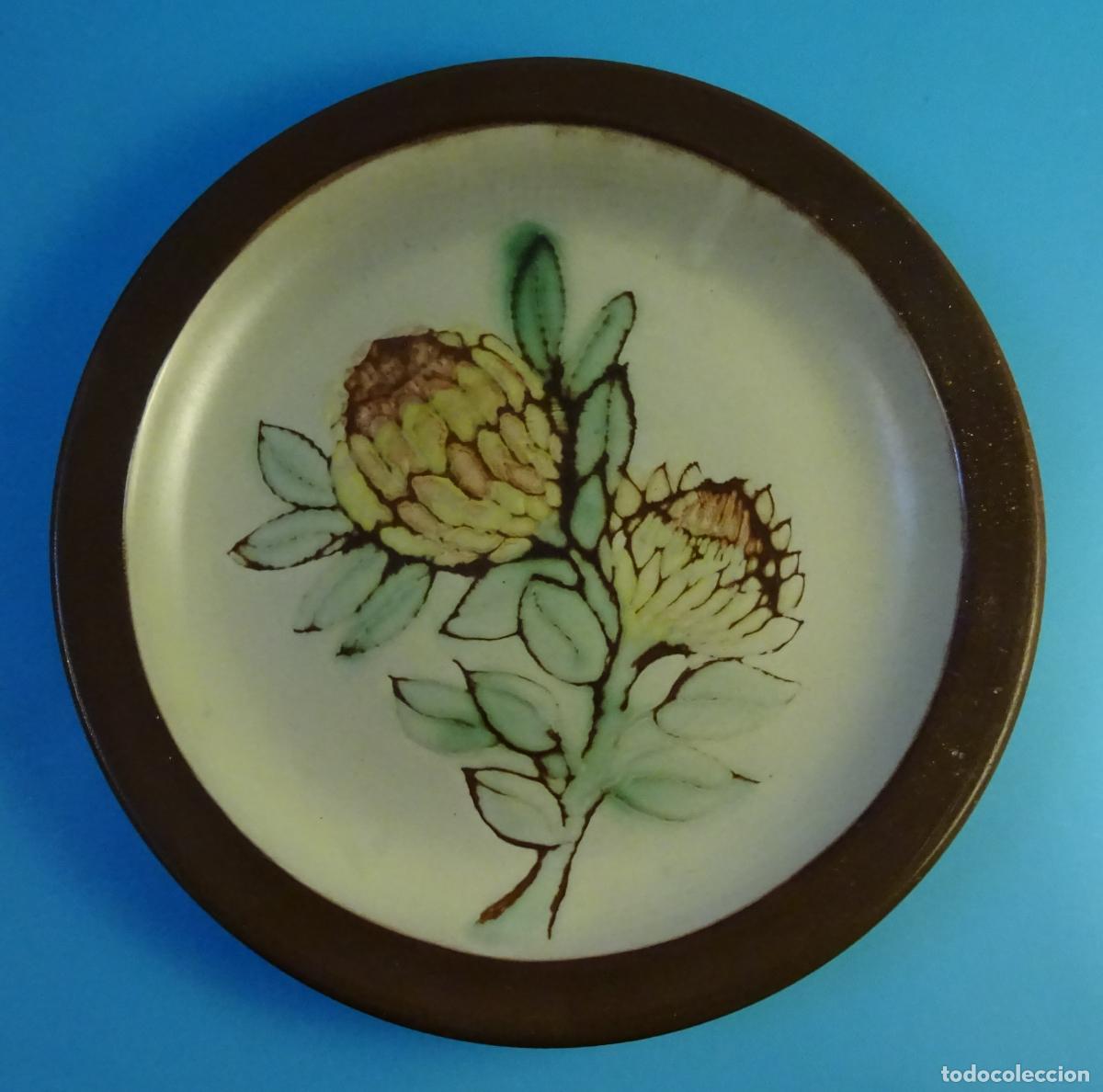 Antiguidades: PLATO DE CER&Aacute;MICA DECORADO A MANO BORDE MARR&Oacute;N CENTRAL FLORES DE PROTEA. DI&Aacute;METRO 25 CM