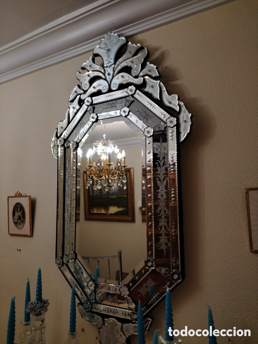 Antig&uuml;edades: Gran espejo veneciano de pared con grabados, biseles y copete floral
