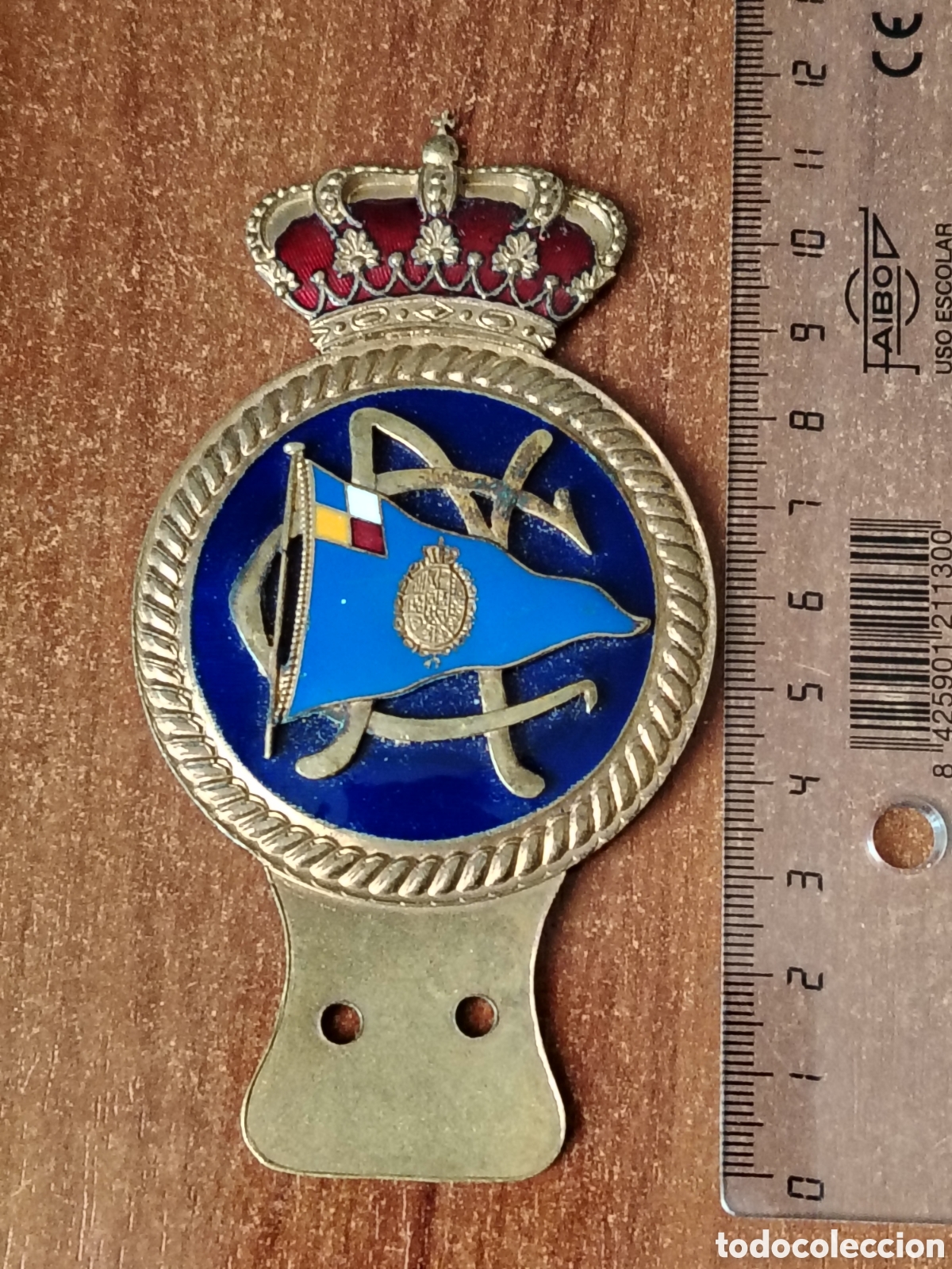 Antig&uuml;edades: Emblema met&aacute;lico esmaltado antiguo del Real Club N&aacute;utico de Barcelona