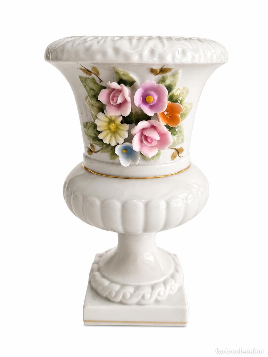 Antig&uuml;edades: Jarr&oacute;n Miniatura, Copa o Urna M&eacute;dici - Porcelana Blanca - Altura 16,5 cm - con Relieve de Flores