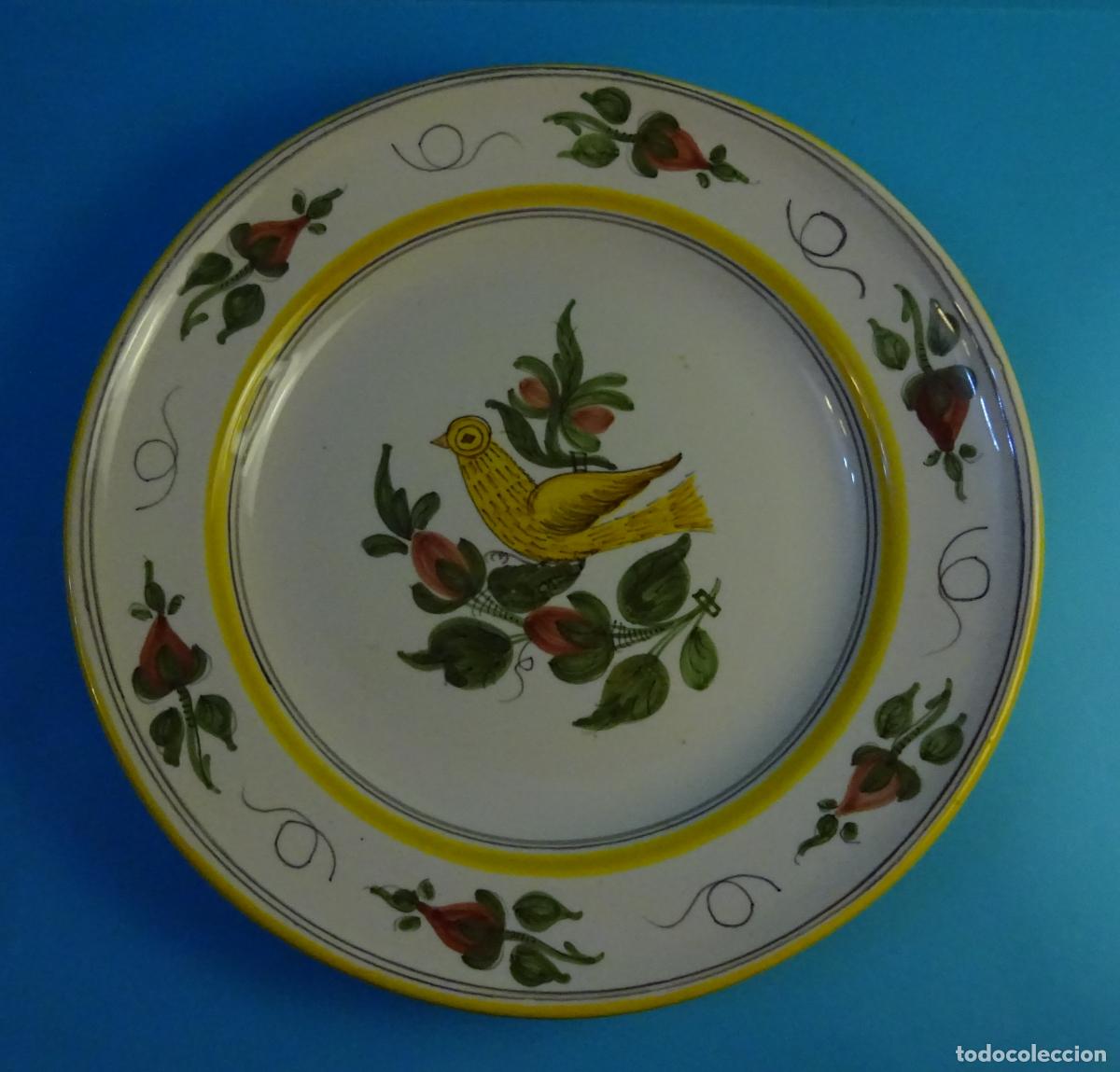 Antig&uuml;edades: PLATO DE CER&Aacute;MICA DECORADO A MANO MOTIVO P&Aacute;JARO Y VEGETACI&Oacute;N. FIRMADO FIGAS. MALLORCA. DI&Aacute;MTRO 26 CM