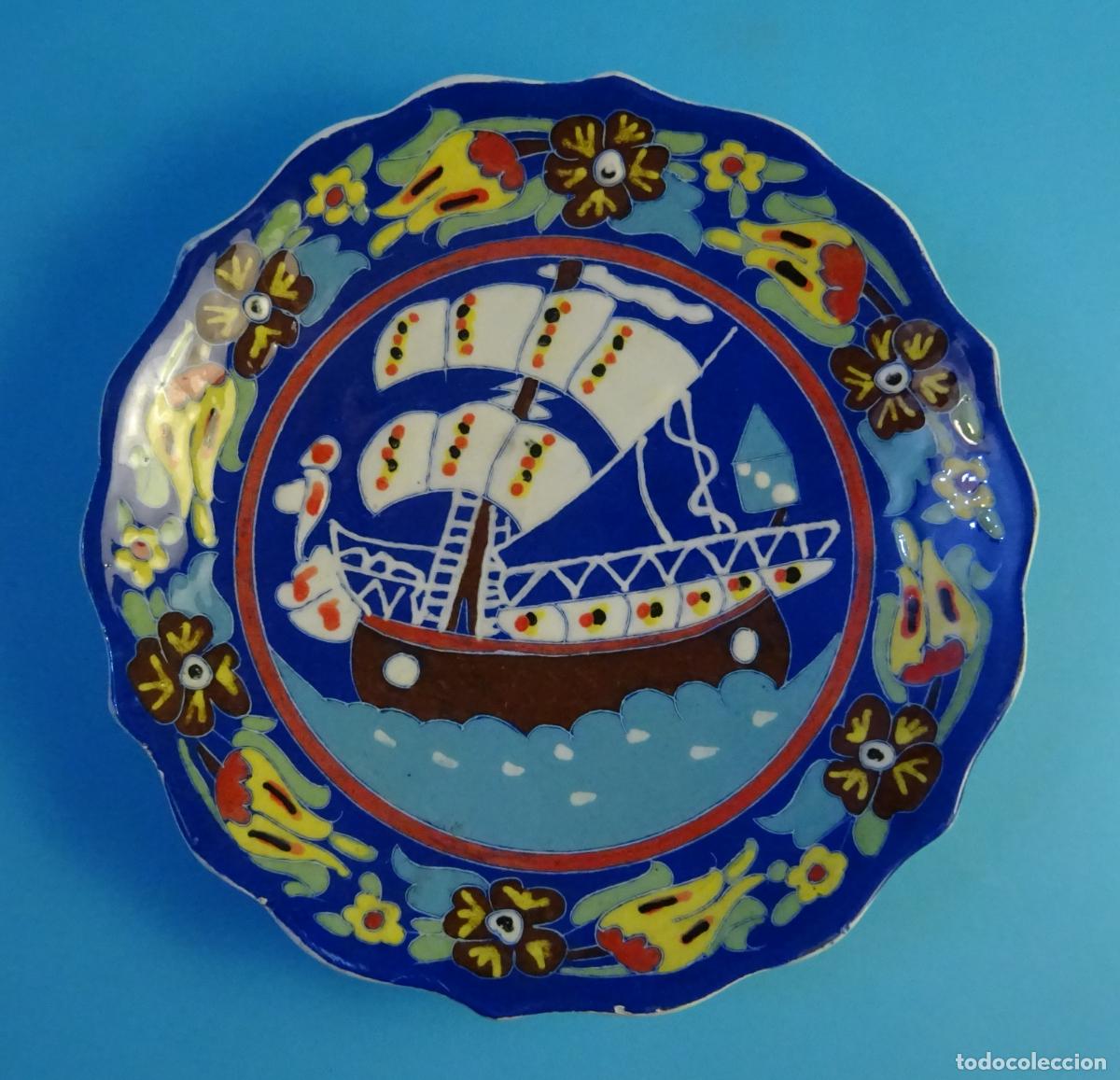 Antig&uuml;edades: PLATO DE CER&Aacute;MICA DECORADO A MANO MOTIVO BARCO DE VELA. FIRMADO ADEM MEMIS. K&Uuml;TAHYA. TURQU&Iacute;A