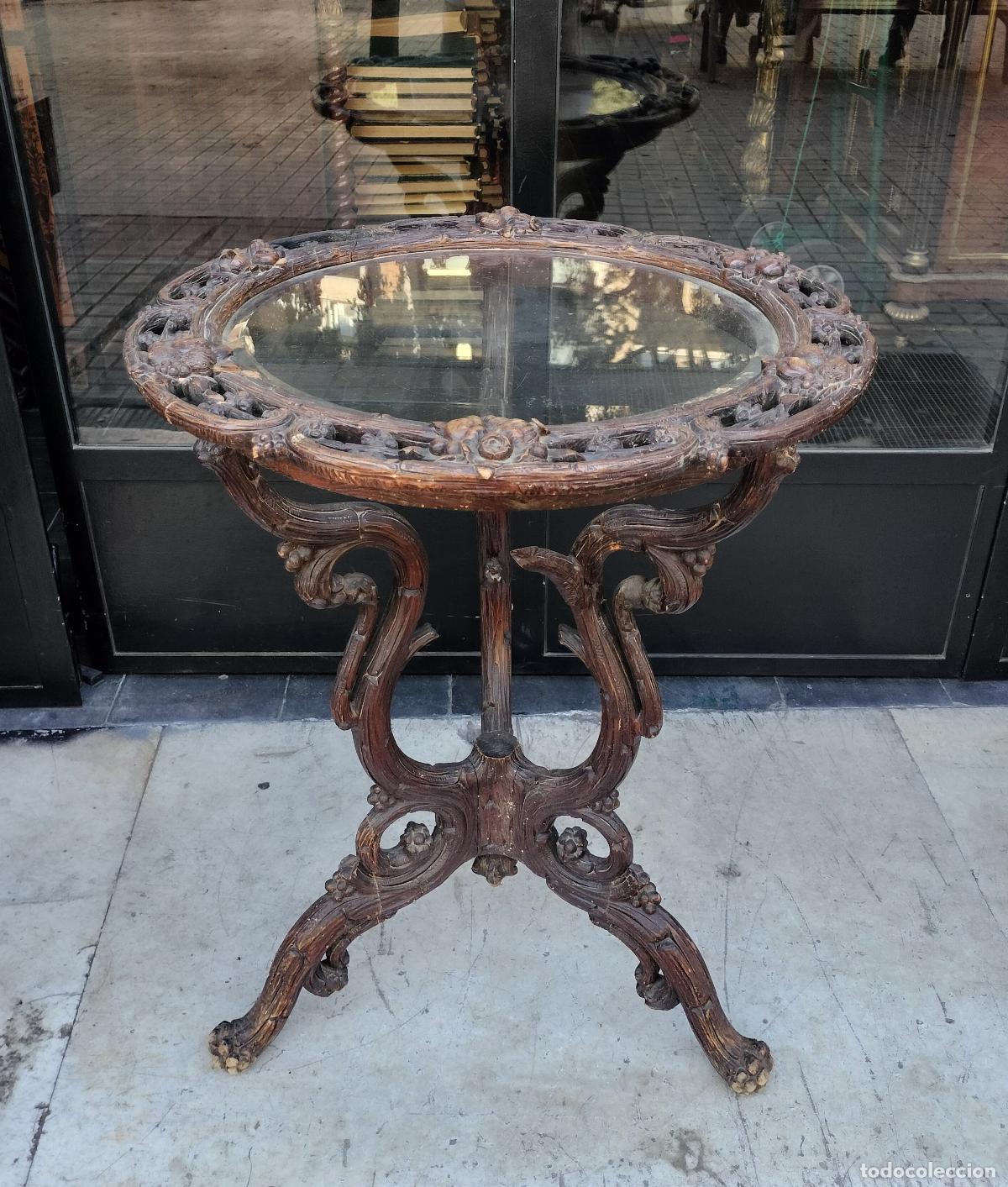 Antig&uuml;edades: MESA CIRCULAR DE ESTILO SELVA NEGRA. MADERA TALLADA CON MOTIVOS VEGETALES. EUROPA CENTRAL. XIX.
