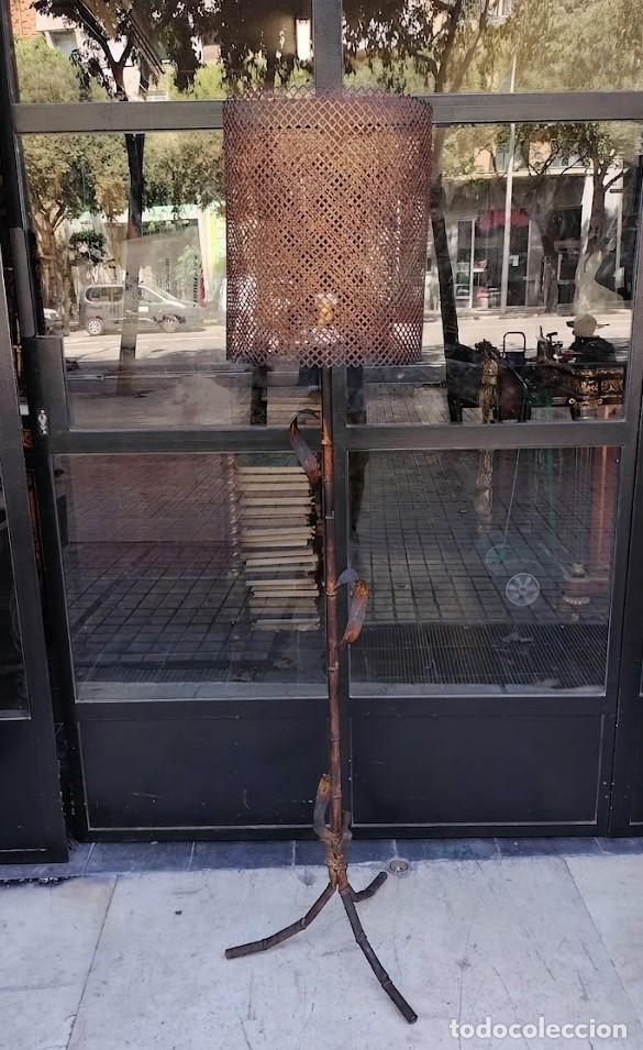 Antig&uuml;edades: L&Aacute;MPARA DE PIE DE ESTILO FAUX BAMBOO. HIERRO FORJADO. FRANCIA (?). CIRCA 1960.
