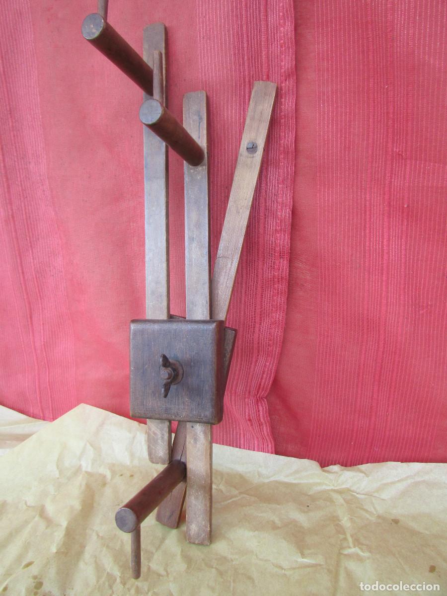 Antig&uuml;edades: Devanadera para hacer ovillos de lana y lino. Pieza antigua ancestral. Madera noble y hierro