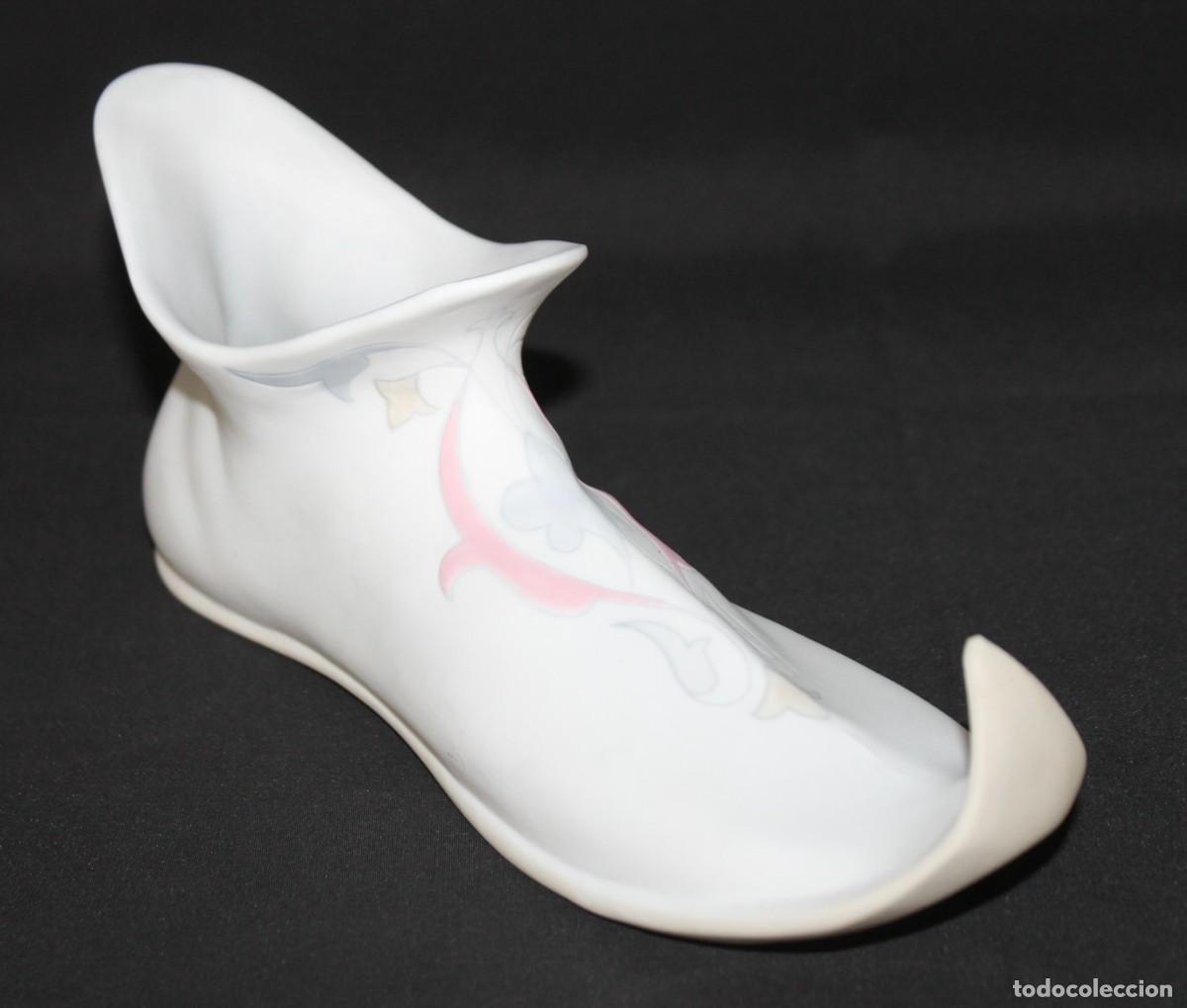 Antiques: Zapato decorativo de porcelana Lladr&oacute; con tonos pastel.