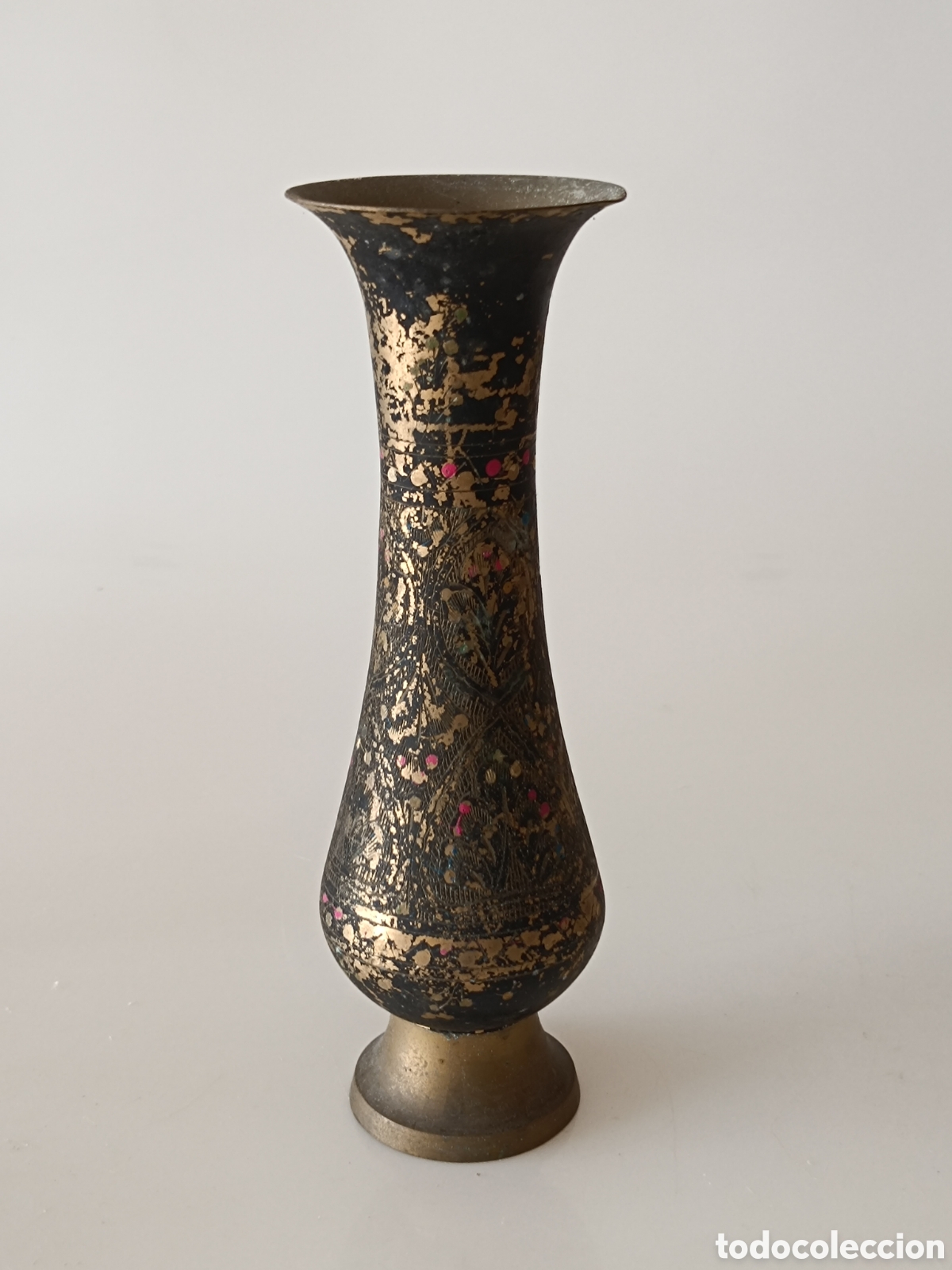 Antig&uuml;edades: Jarron vintage lat&oacute;n grabado y esmaltado (26cm)