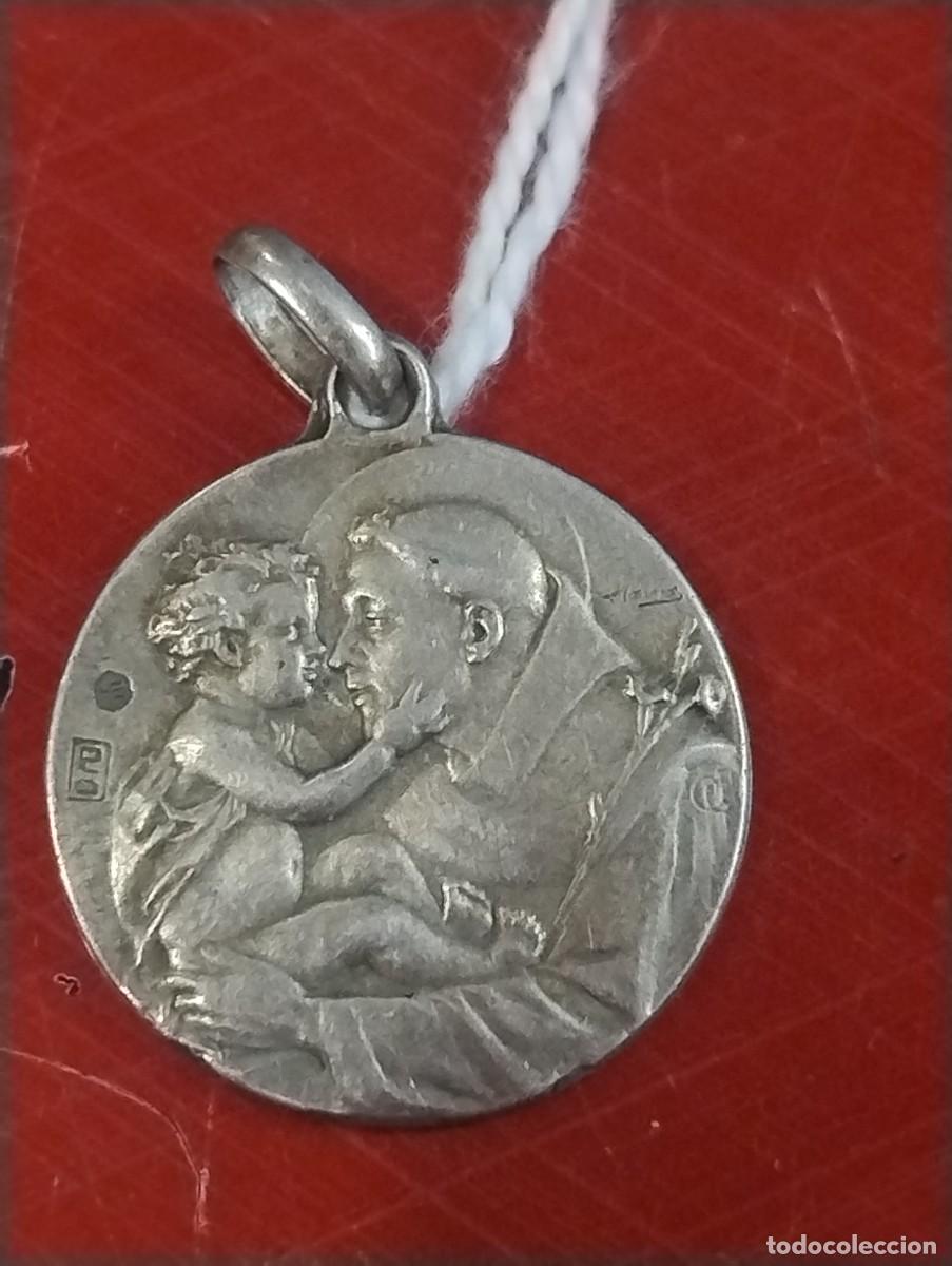 Antig&uuml;edades: Antigua medalla religiosa con relieve de San Antonio. 2 cm de di&aacute;metro.