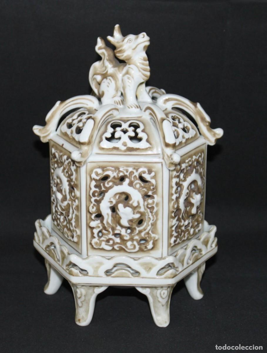 Antig&uuml;edades: Antiguo incensario oriental de porcelana calada con drag&oacute;n. Firmado en la base