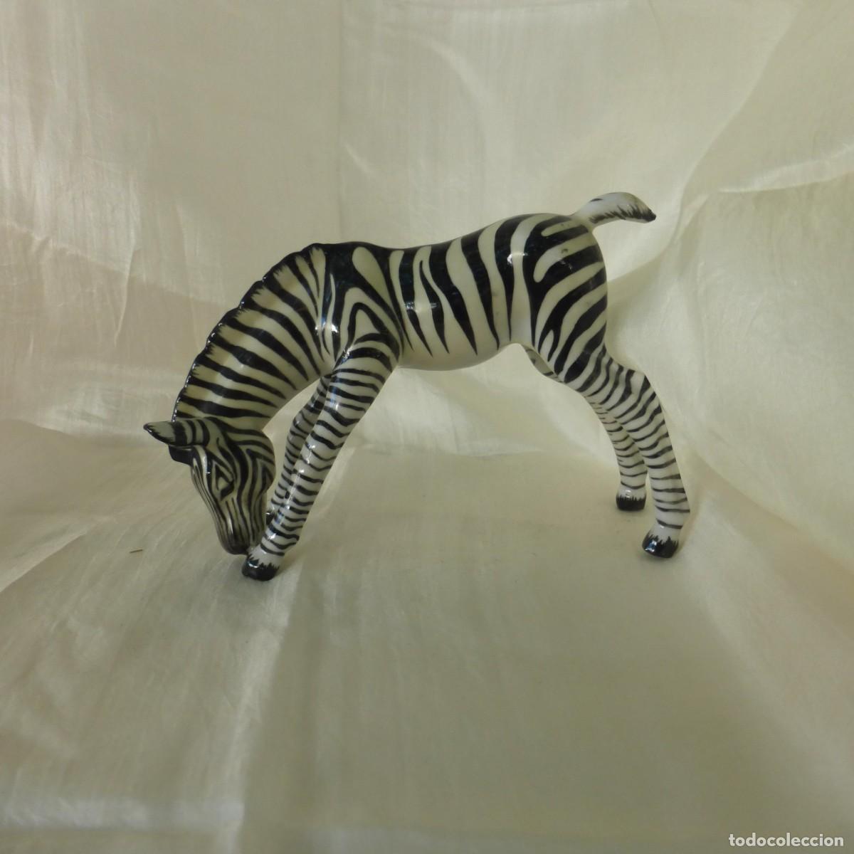 Antig&uuml;edades: VINTAGE FIGURA DE PORCELANA CABALLO CEBRA PINTADA A MANO S. XX PORCELAIN HORSE ZEBRA FIGUREHAT