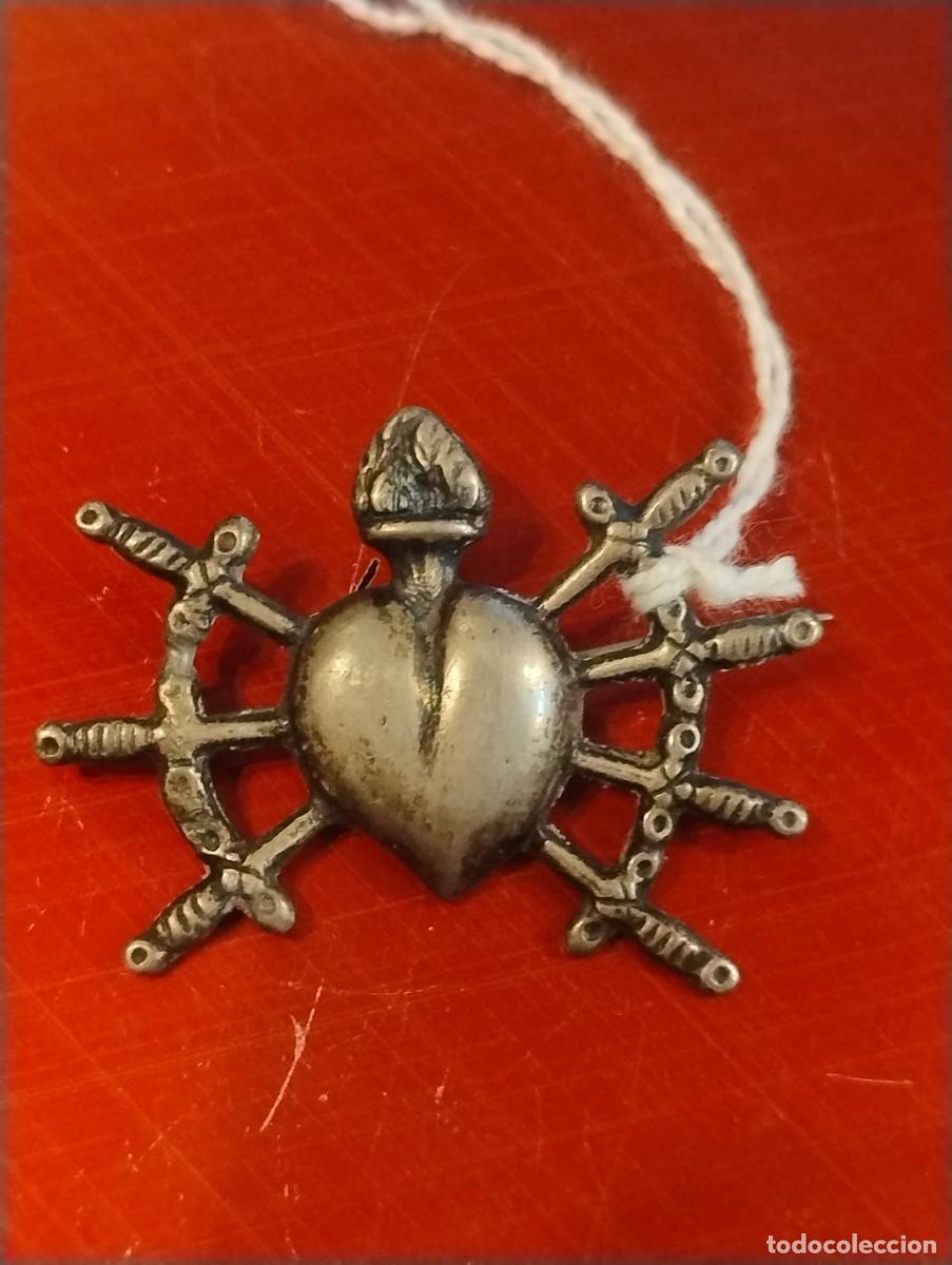Antig&uuml;edades: Antigua insignia de alfiler Coraz&oacute;n Virgen Mar&iacute;a dolorosa 7 espadas. Unos 4 x 2,50 cm