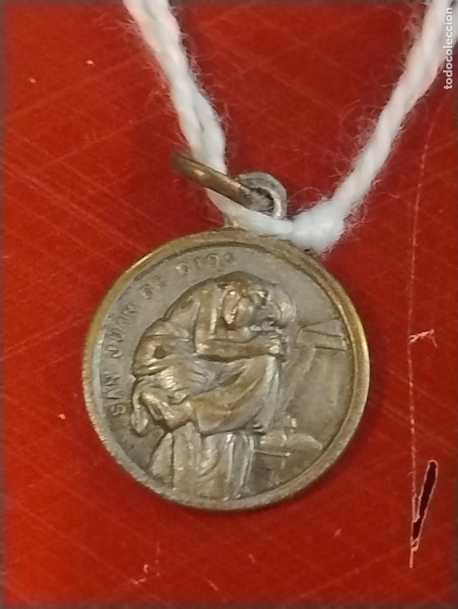 Antig&uuml;edades: Antigua medalla religiosa San Juan de Dios y San Rafael. 1,50 cm de di&aacute;metro.