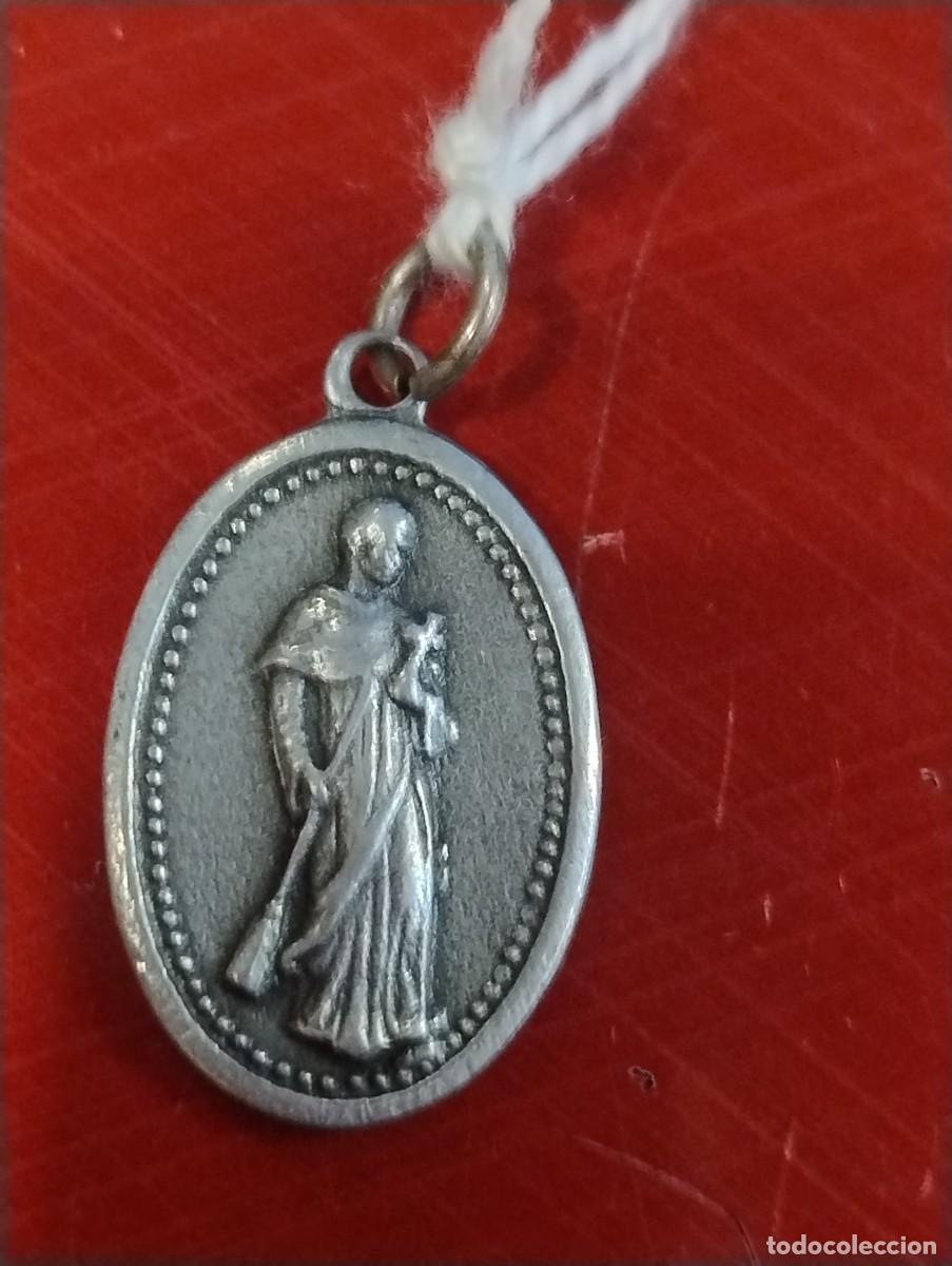 Antiguidades: Antigua medalla religiosa con reliquia del Beato Mart&iacute;n de Porres. 2 x 1,50 cm