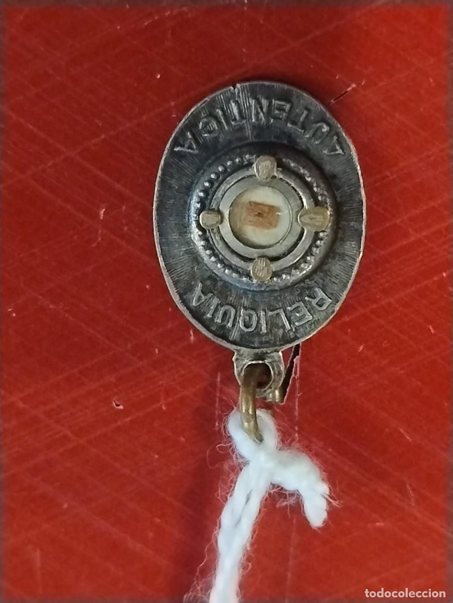 Antiguidades: Antigua medalla religiosa con reliquia del Padre Dami&aacute;n, leproso de Cristo . 1,50 cm