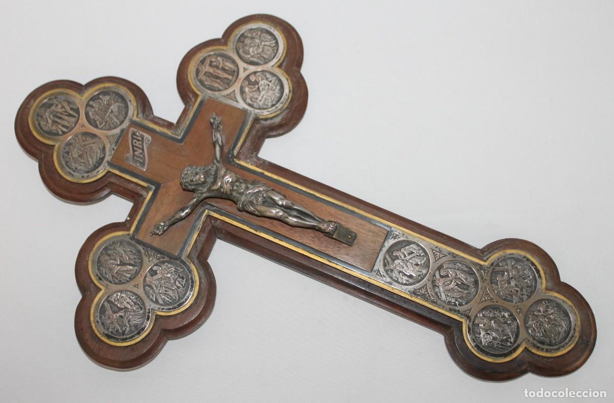 Antiques: Antiguo crucifijo de cobre plateado con escenas del V&iacute;a Crucis. Cruz de madera
