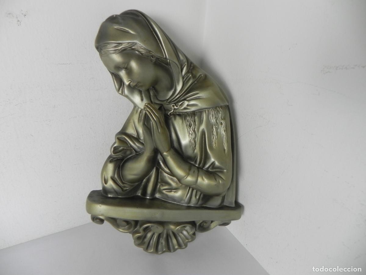 Antig&uuml;edades: Antiguo Relieve de Pared Virgen Mar&iacute;a en Oraci&oacute;n - Escayola Policromada - C. 1960 - 41 cm (3 kg)