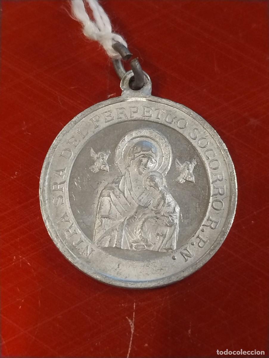 Antiguidades: Antigua medalla religiosa de aluminio o similar Nuestra Se&ntilde;ora del Perpetuo Socorro, Sagrado Coraz&oacute;n
