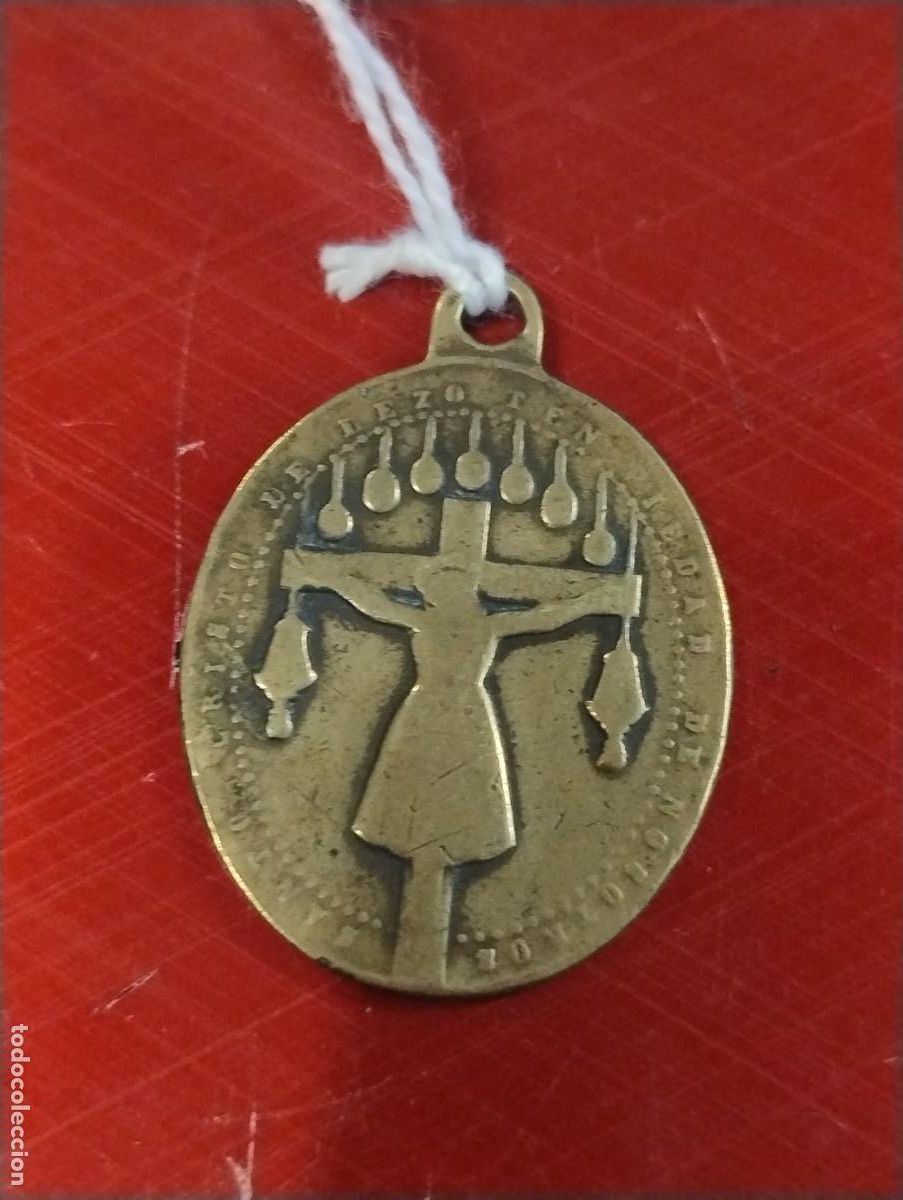 Antiguidades: Antigua medalla religiosa Bas&iacute;lica del Santo Cristo de LEZO. 3,50 x 2,50 cm