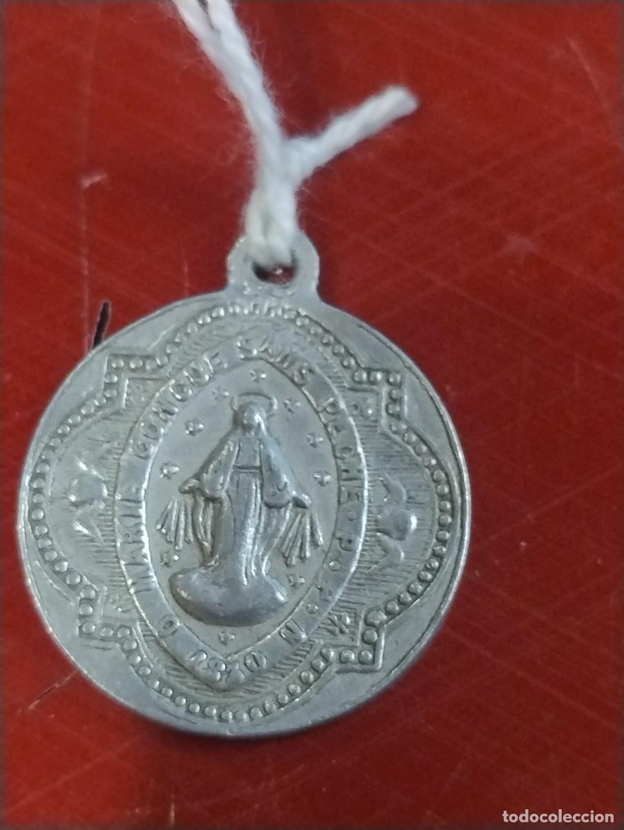 Antig&uuml;edades: Antigua medalla religiosa de Nuestra Se&ntilde;ora de la Victoria, aluminio o similar. 2 cm di&aacute;metro.