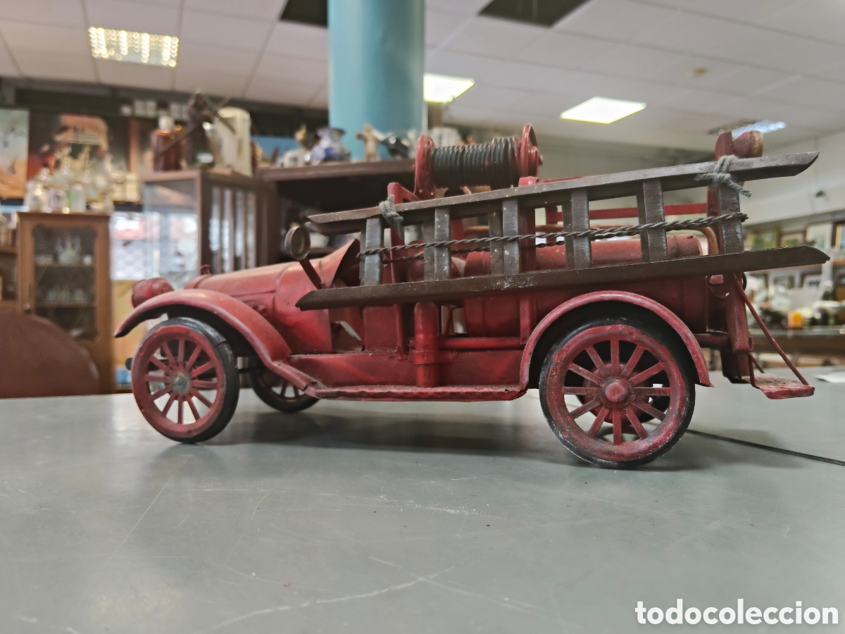 Antig&uuml;edades: Antiguo cami&oacute;n de bomberos de ojalata
