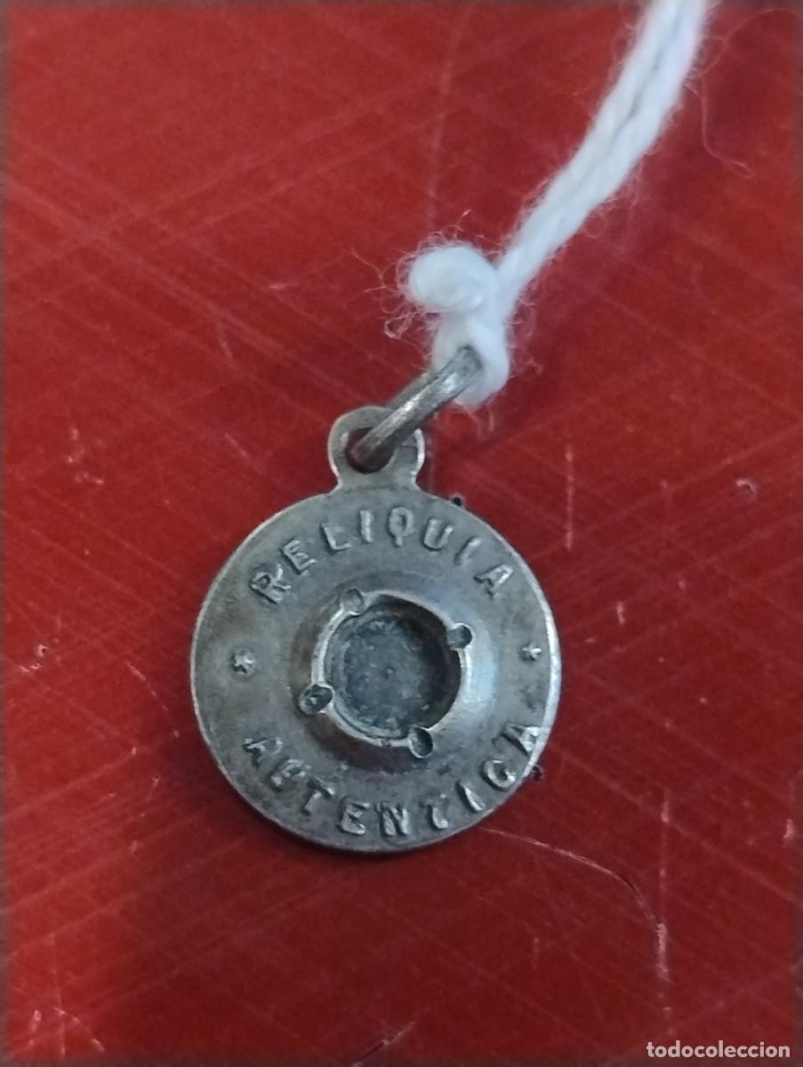 Antig&uuml;edades: Antigua medalla religiosa con reliquia del Padre Dami&aacute;n. Unos 1,30 cm de di&aacute;metro.