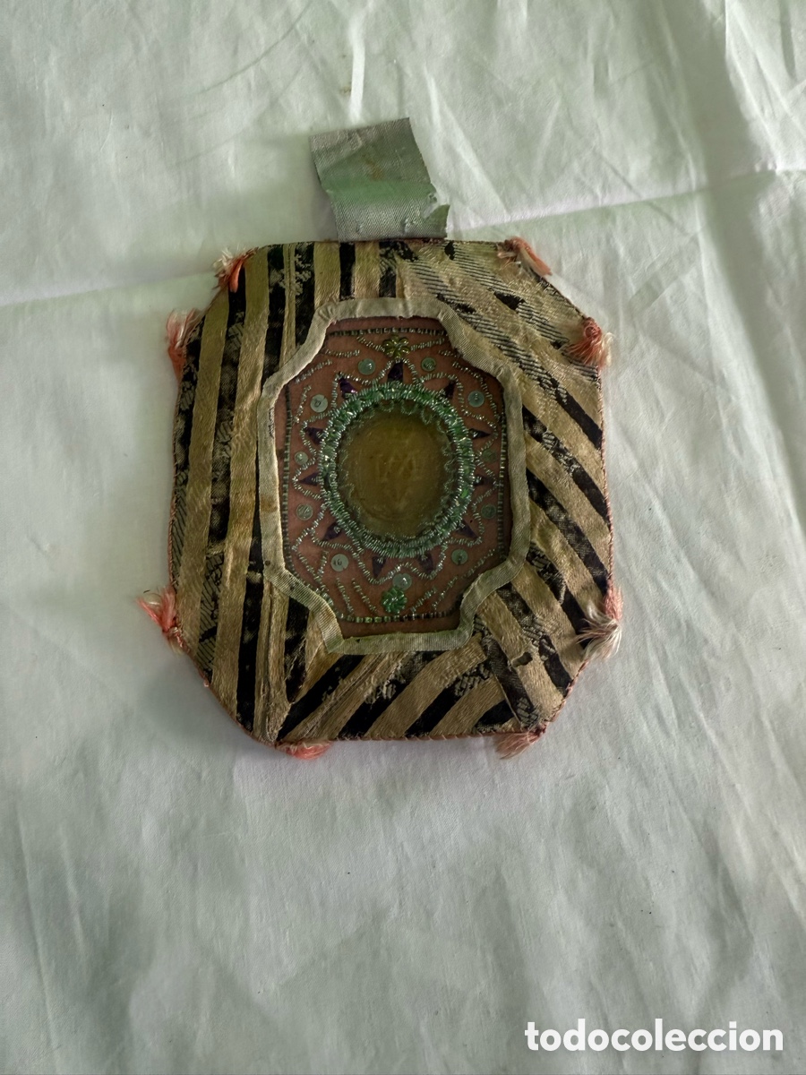 Antig&uuml;edades: Relicario textil antiguo con medall&oacute;n de cera &middot; S. XVIII-XIX