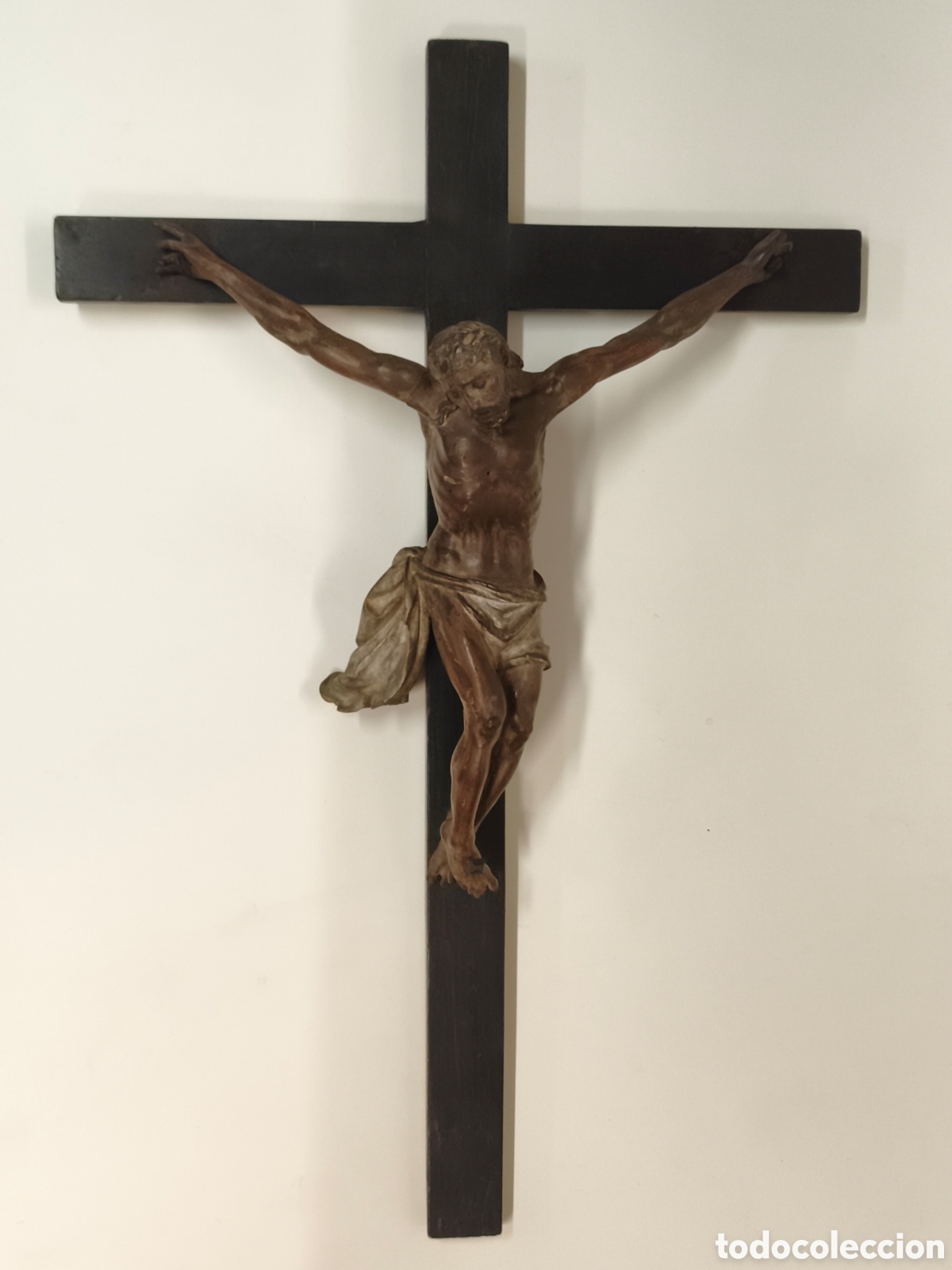 Antig&uuml;edades: Crucifijo antiguo tallado en madera