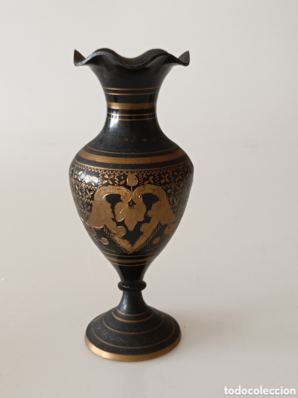 Antig&uuml;edades: Jarron de lat&oacute;n grabado y repujado India (20cm)