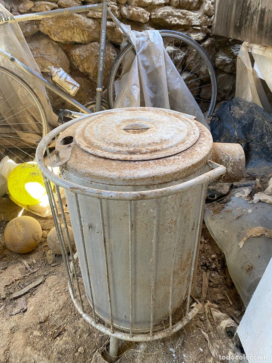 Antig&uuml;edades: Estufa de carb&oacute;n de hierro