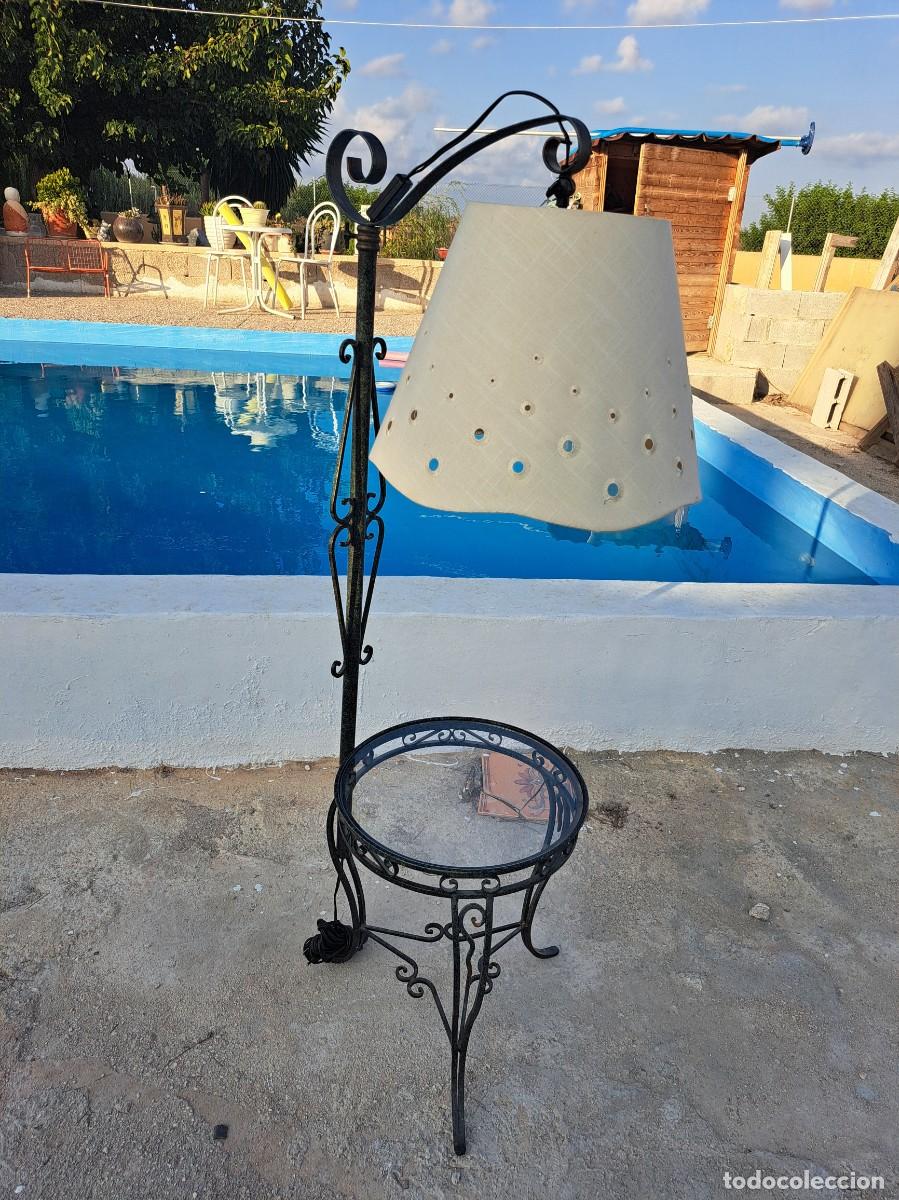 Antig&uuml;edades: Preciosa lampara de forja con una practica mesa de cristal.